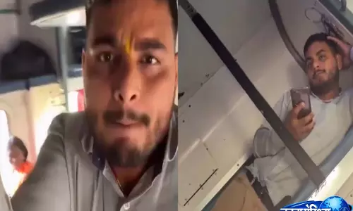 ट्रेन में घूरने के विवाद के बाद झगड़ा, महिला को थप्पड़ मारने का वीडियो वायरल, सोशल मीडिया पर गुस्सा ट्रेन में घूरने के विवाद के बाद झगड़ा, महिला को थप्पड़ मारने का वीडियो वायरल, सोशल मीडिया पर गुस्सा