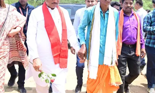 CM का हाथ पकड़कर अपने घर ले गया ग्रामीण, पीएम आवास दिखाया