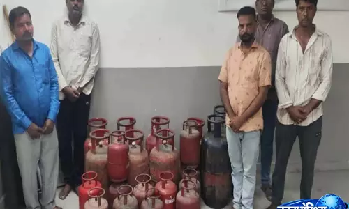 Hyderabad: एलपीजी रिफिलिंग रैकेट चलाने के आरोप में पांच लोग गिरफ्तार Hyderabad: एलपीजी रिफिलिंग रैकेट चलाने के आरोप में पांच लोग गिरफ्तार