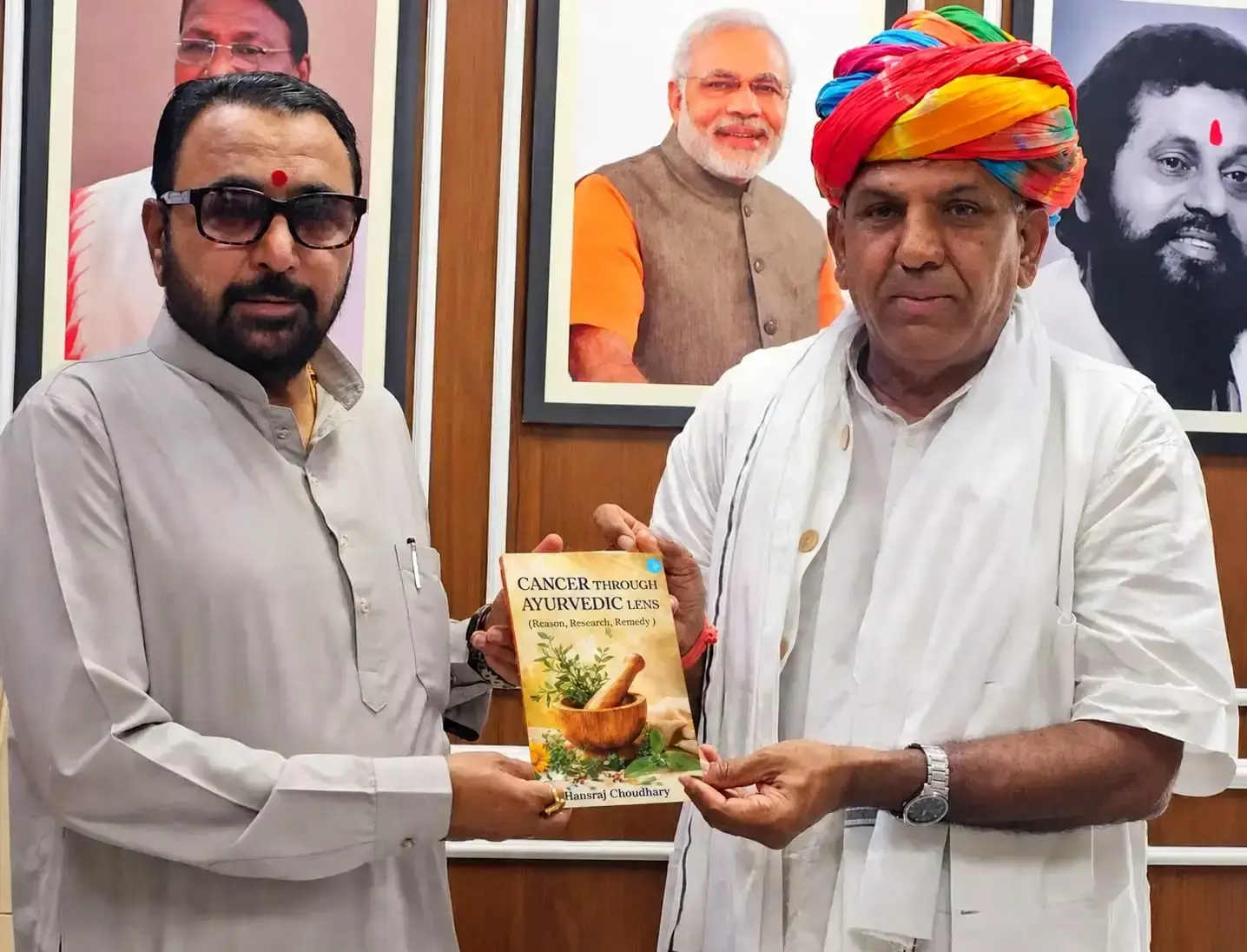 Bhilwara: हंसराज चौधरी की कैंसर पर रिसर्च बुक का हुआ लॉन्च Bhilwara: हंसराज चौधरी की कैंसर पर रिसर्च बुक का हुआ लॉन्च
