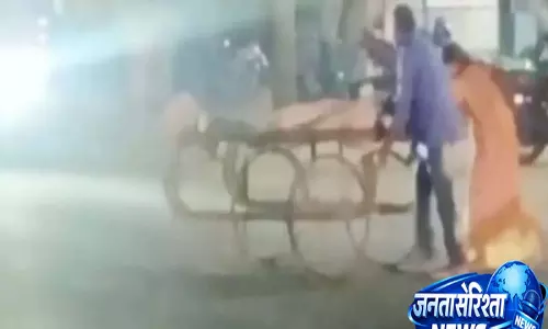 Telangana: बेटे का शव ठेले पर ले जाते दिखे माता-पिता, दिल दहला देने वाला दृश्य सामने आया