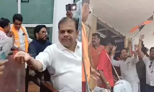 रायपुर बीजेपी दफ्तर में झालमुड़ी खाकर बंगाल जीत सेलिब्रेट कर रहे कार्यकर्ता