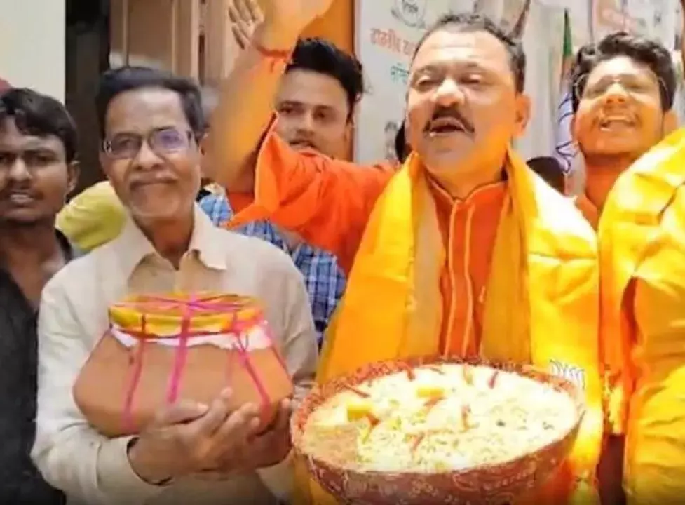 BJP की बढ़त के रुझानों के बीच जश्न, झालमुरी और कमला भोग के साथ कार्यकर्ताओं में उत्साह BJP की बढ़त के रुझानों के बीच जश्न, झालमुरी और कमला भोग के साथ कार्यकर्ताओं में उत्साह