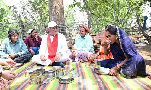 CM साय ने महिला श्रमिकों के साथ बैठकर खाया बोरे बासी और आमा चटनी