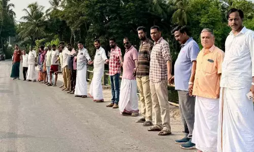 Kerala : वेंगनूर पुल की जर्जर हालत को लेकर ग्रामीणों का विरोध Kerala : वेंगनूर पुल की जर्जर हालत को लेकर ग्रामीणों का विरोध