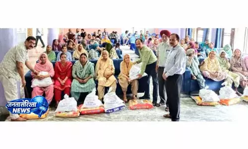 Jammu: वृद्ध आश्रम में राहत वितरण अभियान शुरू Jammu: वृद्ध आश्रम में राहत वितरण अभियान शुरू