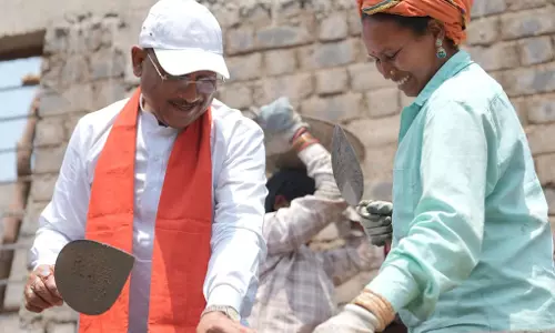 ईंट जोड़ाई में CM विष्णुदेव साय ने बढ़ाया हाथ, जब श्रमिक बहन ने सिखाया काम ईंट जोड़ाई में CM विष्णुदेव साय ने बढ़ाया हाथ, जब श्रमिक बहन ने सिखाया काम
