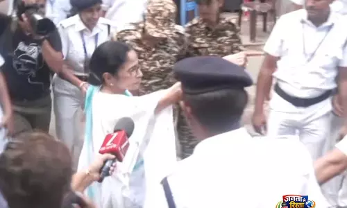 ममता बनर्जी ने Kolkata में मतगणना केंद्र का दौरा किया, अनियमितताओं का आरोप लगाया
