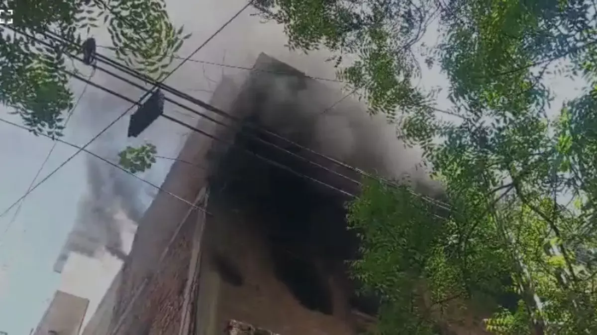 Gurugram: टाइल्स गोदाम में आग, नुकसान का आंकलन जारी Gurugram: टाइल्स गोदाम में आग, नुकसान का आंकलन जारी