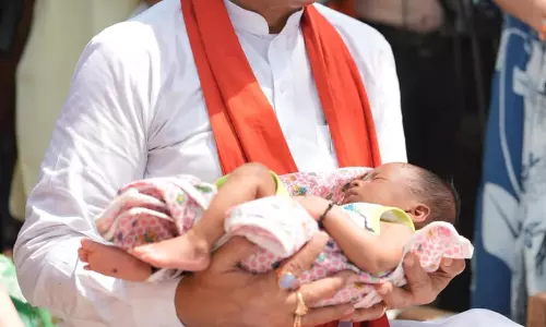 एक माह के नवजात का मुख्यमंत्री ने किया नामकरण, रविशंकर नाम से गूंजा गांव का आंगन एक माह के नवजात का मुख्यमंत्री ने किया नामकरण, रविशंकर नाम से गूंजा गांव का आंगन