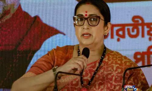 पश्चिम बंगाल में BJP के सत्ता संभालने की तैयारी के बीच स्मृति ईरानी ने INDIA गठबंधन पर साधा निशाना पश्चिम बंगाल में BJP के सत्ता संभालने की तैयारी के बीच स्मृति ईरानी ने INDIA गठबंधन पर साधा निशाना