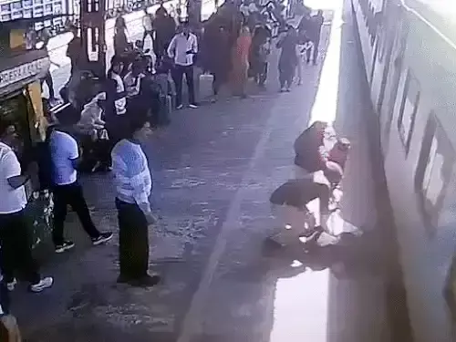Faridabad: ट्रेन- प्लेटफॉर्म गैप में फंसा शख्स, पुलिसकर्मी बना देवदूत Faridabad: ट्रेन- प्लेटफॉर्म गैप में फंसा शख्स, पुलिसकर्मी बना देवदूत