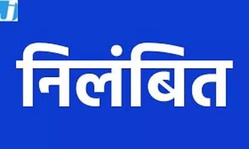 टॉर्च रोशनी में प्रसव: मां-बेटी की मौत, डॉक्टर निलंबित