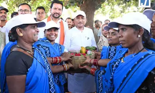 सुशासन तिहार: महिला स्व सहायता समूह ने मुख्यमंत्री को भेंट की स्थानीय उत्पादों की टोकरी सुशासन तिहार: महिला स्व सहायता समूह ने मुख्यमंत्री को भेंट की स्थानीय उत्पादों की टोकरी