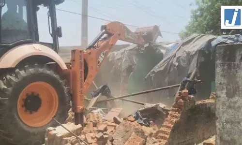 5 साल की बच्ची से दरिंदगी करने वाले का घर ढहाया, सामान जब्त कर प्रशासन ने की बड़ी कार्रवाई 5 साल की बच्ची से दरिंदगी करने वाले का घर ढहाया, सामान जब्त कर प्रशासन ने की बड़ी कार्रवाई