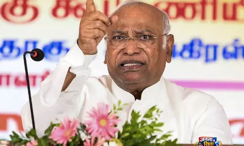मल्लिकार्जुन खड़गे ने कांग्रेस के नेतृत्व वाले UDF को चुनने के लिए मतदाताओं का आभार व्यक्त किया मल्लिकार्जुन खड़गे ने कांग्रेस के नेतृत्व वाले UDF को चुनने के लिए मतदाताओं का आभार व्यक्त किया