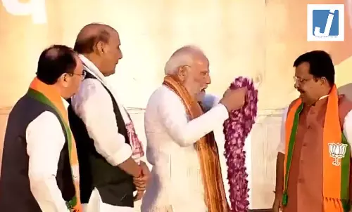 जब प्रधानमंत्री मोदी ने माला ली और भाजपा के राष्ट्रीय अध्यक्ष नितिन नवीन को पहनाई...VIDEO