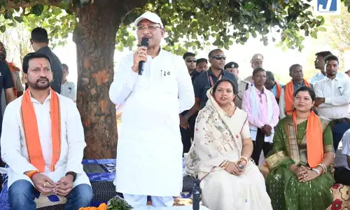 खाट में बैठकर मुख्यमंत्री साय ने ग्रामीणों से किया सीधा संवाद, सुनी समस्याएं, समाधान के दिए निर्देश खाट में बैठकर मुख्यमंत्री साय ने ग्रामीणों से किया सीधा संवाद, सुनी समस्याएं, समाधान के दिए निर्देश