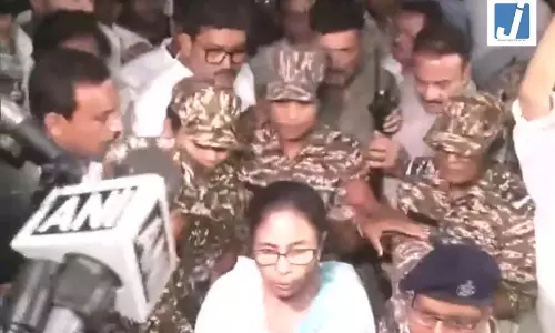 ममता बनर्जी भड़कीं, कहा- चुनाव आयोग, सेंट्रल फोर्स, प्रधानमंत्री और गृह मंत्री ने जो किया है वह पूरी तरह अवैध...मुझे लात मारी ममता बनर्जी भड़कीं, कहा- चुनाव आयोग, सेंट्रल फोर्स, प्रधानमंत्री और गृह मंत्री ने जो किया है वह पूरी तरह अवैध...मुझे लात मारी