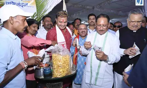 झालमुड़ी के संग गूंजा विजय का उत्सव, बंगाल के जनादेश का स्वाद छत्तीसगढ़ तक झालमुड़ी के संग गूंजा विजय का उत्सव, बंगाल के जनादेश का स्वाद छत्तीसगढ़ तक