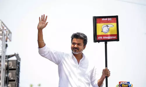 व्हिसल पोडू मोमेंट: TVK प्रमुख विजय ने तमिलनाडु में किया ब्लॉकबस्टर राजनीतिक डेब्यू व्हिसल पोडू मोमेंट: TVK प्रमुख विजय ने तमिलनाडु में किया ब्लॉकबस्टर राजनीतिक डेब्यू
