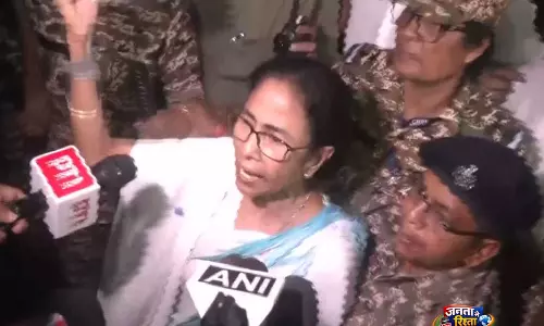 CCTV बंद, एजेंटों को इजाज़त नहीं: ममता बनर्जी का आरोप—BJP ने 100 से ज़्यादा सीटें लूट लीं