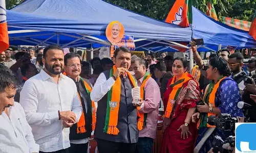सीएम देवेंद्र फडणवीस ने नेताओं और कार्यकर्ताओं के साथ झालमुड़ी खाकर मनाया जीत का जश्न