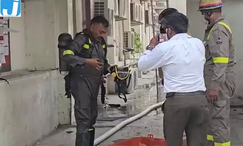 कोचिंग सेंटर में आग, दमकल की 6 गाड़ियों ने पाया काबू कोचिंग सेंटर में आग, दमकल की 6 गाड़ियों ने पाया काबू
