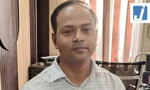अफसर रिश्वत लेते पकड़ाया, QR कोड से वसूली का भी आरोप, मची खलबली अफसर रिश्वत लेते पकड़ाया, QR कोड से वसूली का भी आरोप, मची खलबली