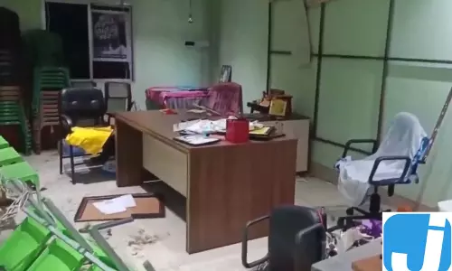 अज्ञात लोगों ने TMC कार्यालय में की तोड़फोड़ अज्ञात लोगों ने TMC कार्यालय में की तोड़फोड़