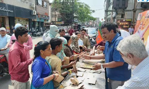 सराफा एसोसिएशन का अनूठा सेलिब्रेशन, बंगाल की जीत पर शहर में बांटी गई झालमुड़ी