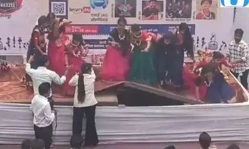 धमतरी युवा फेस्ट में बड़ा हादसा, सांस्कृतिक प्रस्तुति के दौरान मंच गिरा धमतरी युवा फेस्ट में बड़ा हादसा, सांस्कृतिक प्रस्तुति के दौरान मंच गिरा