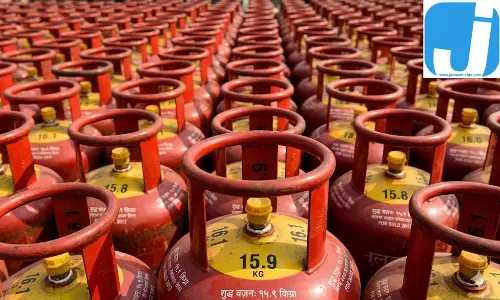 रायपुर में गैस कालाबाजारी पर बड़ी कार्रवाई, 400 सिलेंडर जब्त रायपुर में गैस कालाबाजारी पर बड़ी कार्रवाई, 400 सिलेंडर जब्त