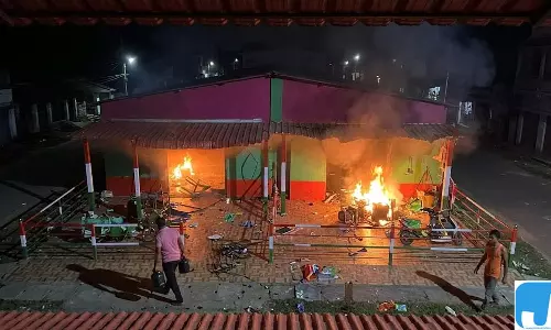 बंगाल में रिजल्ट के बाद हिंसा, आसनसोल में TMC दफ्तरों में आगजनी बंगाल में रिजल्ट के बाद हिंसा, आसनसोल में TMC दफ्तरों में आगजनी