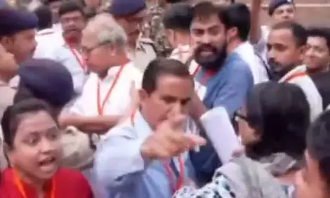 मतगणना से पहले बंगाल में मारपीट, TMC और BJP एजेंट भिड़े मतगणना से पहले बंगाल में मारपीट, TMC और BJP एजेंट भिड़े
