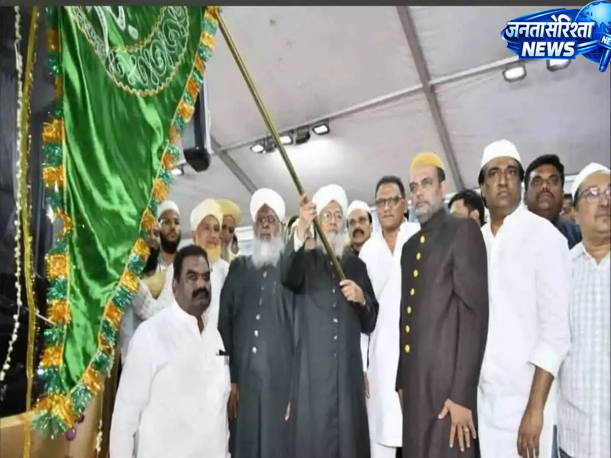 Haj pilgrims के पहले जत्थे को मोहम्मद अज़हरुद्दीन ने दिखाई हरी झंडी Haj pilgrims के पहले जत्थे को मोहम्मद अज़हरुद्दीन ने दिखाई हरी झंडी