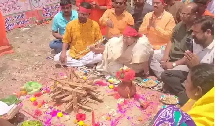 Siliguri: चुनाव से पहले शिखा चटर्जी का धार्मिक अनुष्ठान Siliguri: चुनाव से पहले शिखा चटर्जी का धार्मिक अनुष्ठान