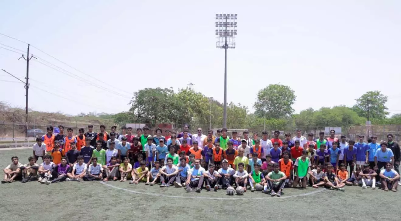 टॉप परफॉर्मर को मिली वर्ल्ड कप की जर्सी, खुशी से झूम उठे फुटबॉलर टॉप परफॉर्मर को मिली वर्ल्ड कप की जर्सी, खुशी से झूम उठे फुटबॉलर
