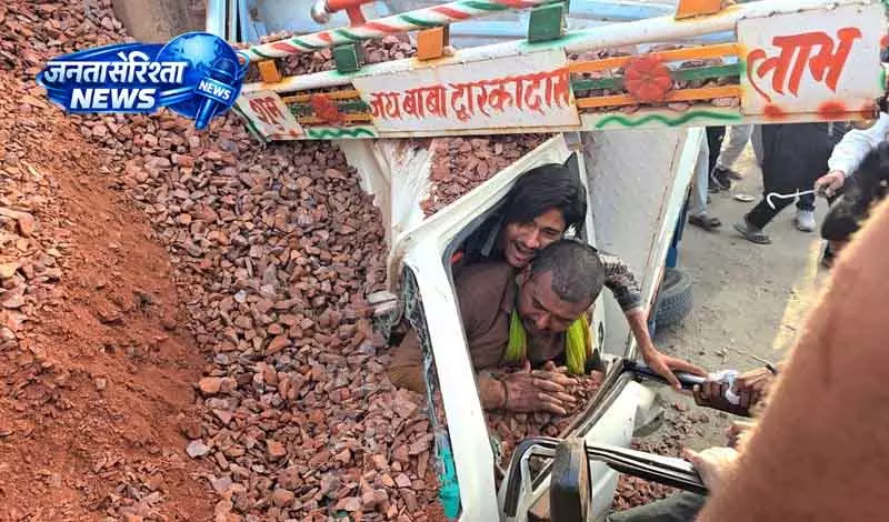 Jhajjar बजरी से लदा ट्रक गाड़ी पर पलटा, तीन की जान बची Jhajjar बजरी से लदा ट्रक गाड़ी पर पलटा, तीन की जान बची