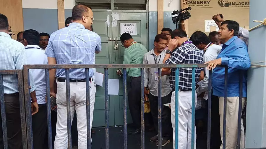 Davangere उपचुनाव में अनोखी स्थिति: चाबियां गुम होने से स्ट्रॉन्ग रूम के ताले तोड़े गए Davangere उपचुनाव में अनोखी स्थिति: चाबियां गुम होने से स्ट्रॉन्ग रूम के ताले तोड़े गए