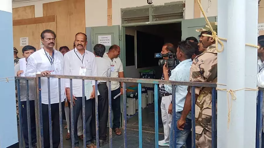 कर्नाटक उपचुनाव: दावणगेरे साउथ में BJP आगे, बागलकोट में मतगणना जारी कर्नाटक उपचुनाव: दावणगेरे साउथ में BJP आगे, बागलकोट में मतगणना जारी