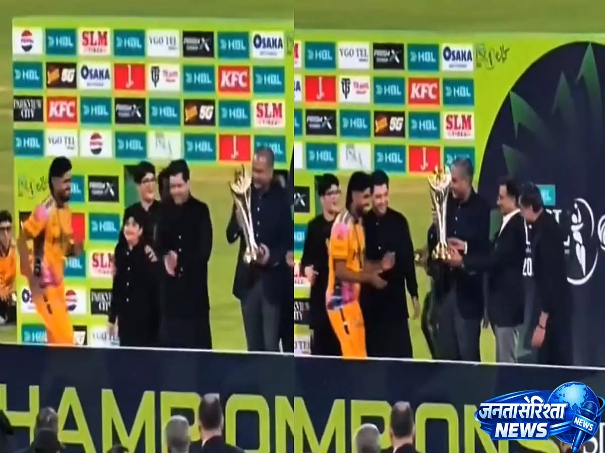 PSL 2026 में बाबर आज़म की ट्रॉफी सेलिब्रेशन नकल पर बवाल, सोशल मीडिया पर नेटिज़न्स ने किया ट्रोल PSL 2026 में बाबर आज़म की ट्रॉफी सेलिब्रेशन नकल पर बवाल, सोशल मीडिया पर नेटिज़न्स ने किया ट्रोल