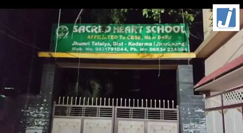स्कूल हॉस्टल में 10वीं के छात्र ने लगाई फांसी, परिजनों ने प्रबंधन पर लगाया आरोप स्कूल हॉस्टल में 10वीं के छात्र ने लगाई फांसी, परिजनों ने प्रबंधन पर लगाया आरोप