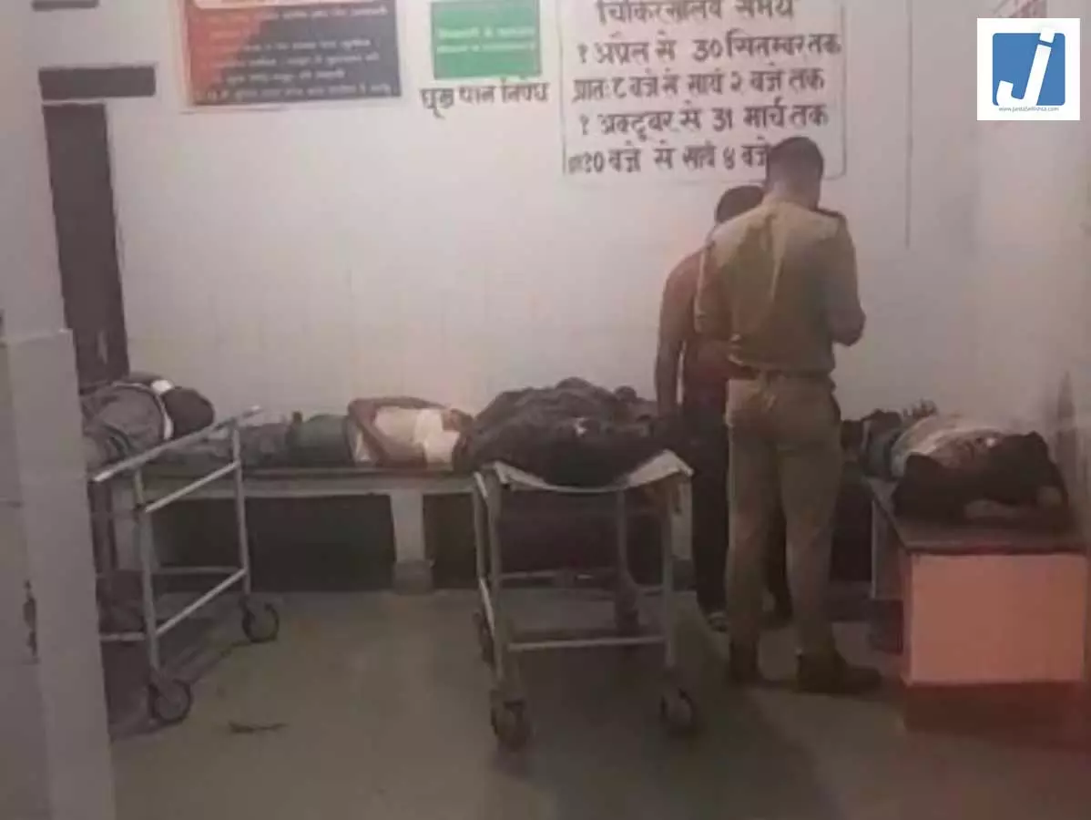 तेज रफ्तार कार भीड़ में घुसी, 8 लोगों की मौत तेज रफ्तार कार भीड़ में घुसी, 8 लोगों की मौत