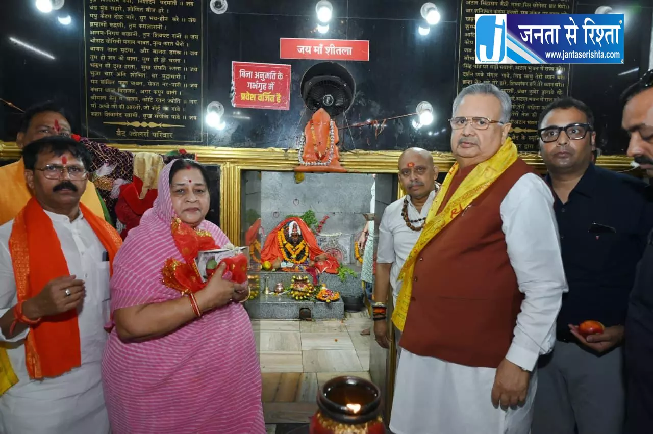 रमन सिंह ने सपरिवार माँ शीतला माता मंदिर में पूजा अर्चना की रमन सिंह ने सपरिवार माँ शीतला माता मंदिर में पूजा अर्चना की