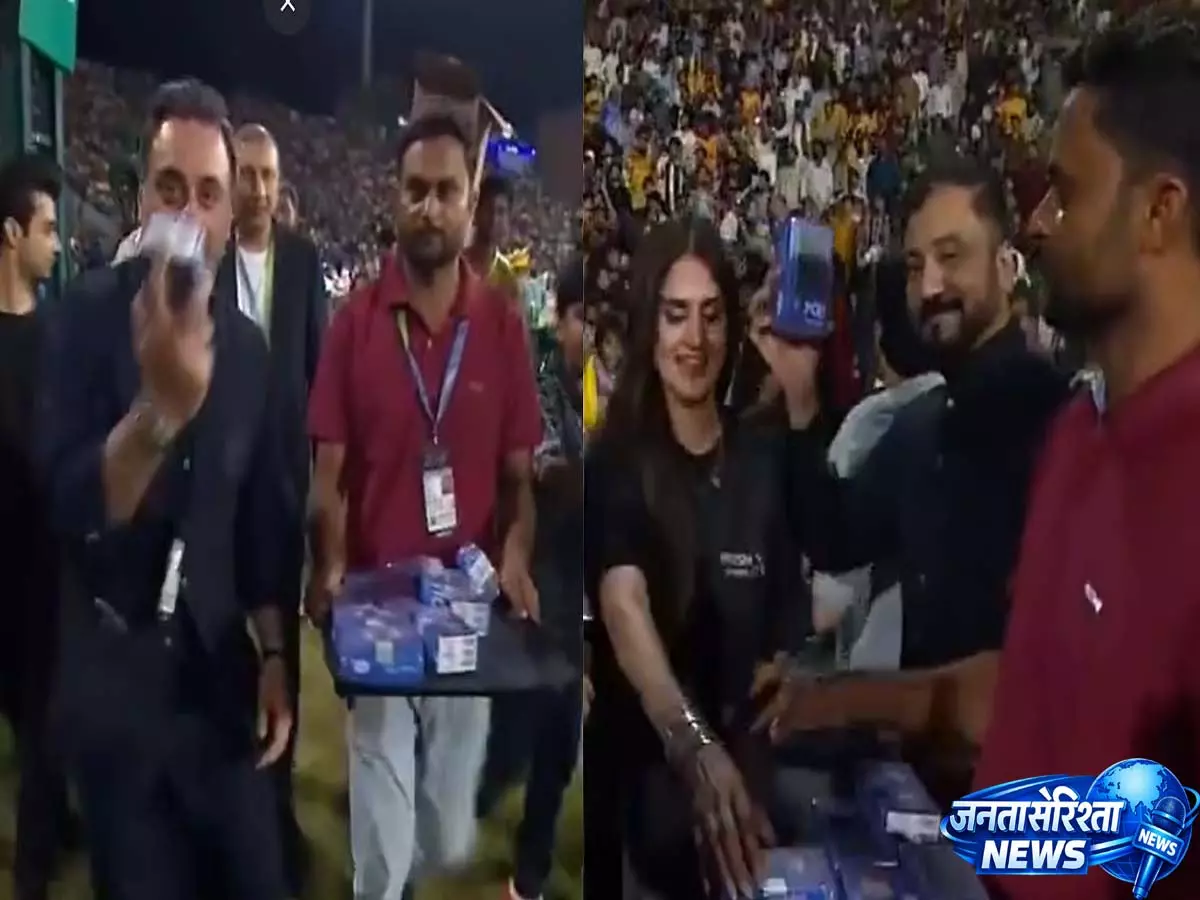 PSL giveaway row: ‘मोबाइल बॉक्स’ स्टंट को लेकर आयोजकों की सोशल मीडिया पर जमकर ट्रोलिंग PSL giveaway row: ‘मोबाइल बॉक्स’ स्टंट को लेकर आयोजकों की सोशल मीडिया पर जमकर ट्रोलिंग