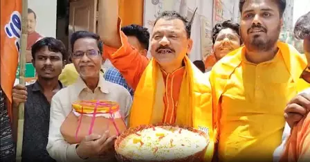 192 में BJP : बंगाल में शहर-शहर भाजपा कार्यकर्ताओं का जश्न, बांटी गईं कमला भोग और झाल मुड़ी 192 में BJP : बंगाल में शहर-शहर भाजपा कार्यकर्ताओं का जश्न, बांटी गईं कमला भोग और झाल मुड़ी