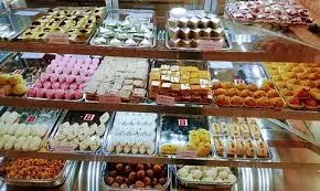 Kolkata: मतगणना से पहले मिठाइयों की मांग तेज, बाजार में रौनक Kolkata: मतगणना से पहले मिठाइयों की मांग तेज, बाजार में रौनक