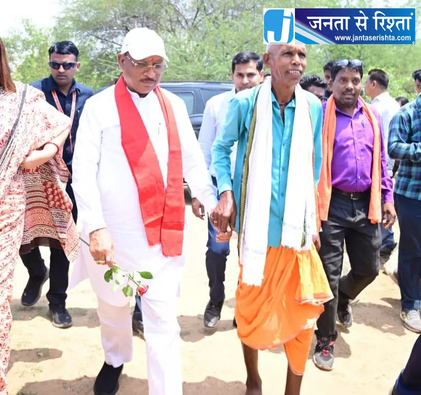 CM का हाथ पकड़कर अपने घर ले गया ग्रामीण, पीएम आवास दिखाया CM का हाथ पकड़कर अपने घर ले गया ग्रामीण, पीएम आवास दिखाया