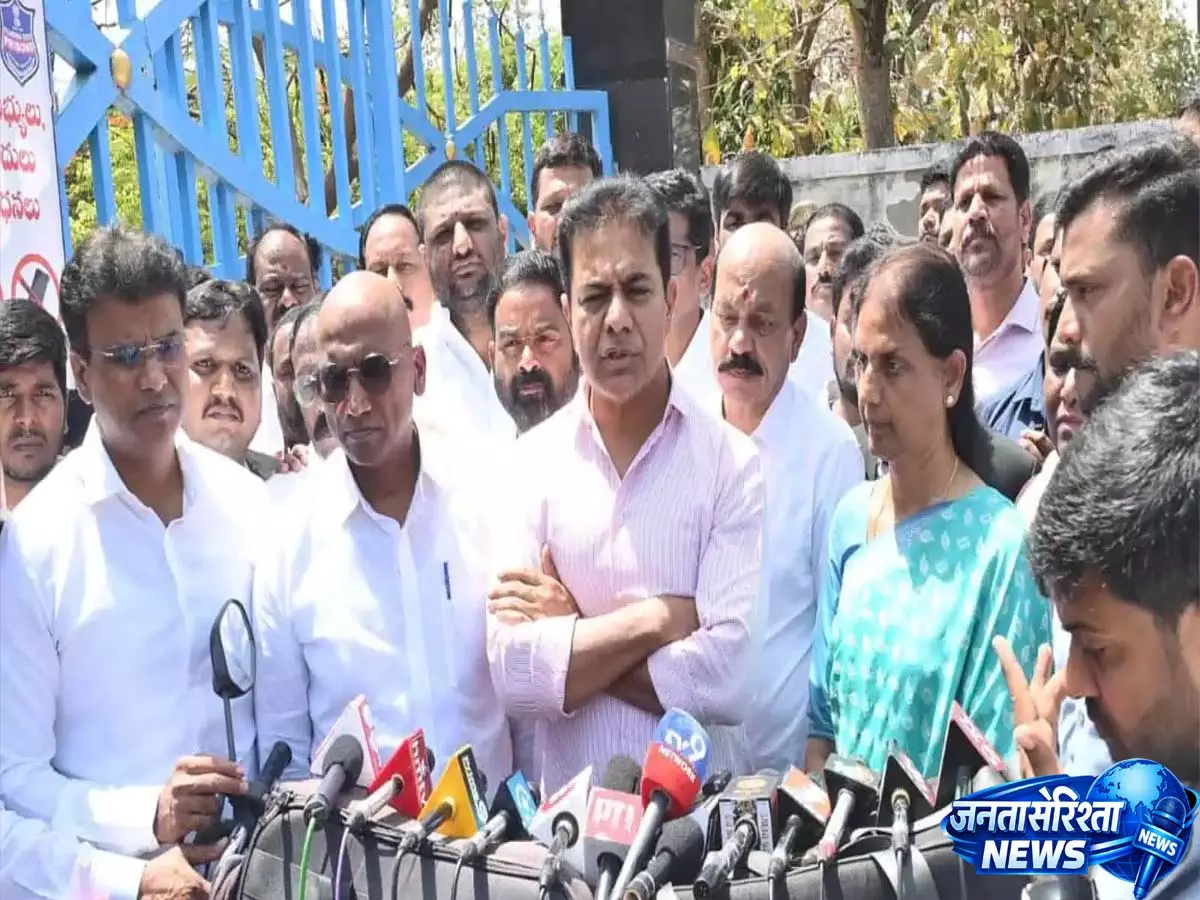 KTRs allegation: बीआरएस मीडिया संयोजक की गिरफ्तारी की निंदा, कांग्रेस पर बदले की राजनीति का आरोप KTRs allegation: बीआरएस मीडिया संयोजक की गिरफ्तारी की निंदा, कांग्रेस पर बदले की राजनीति का आरोप